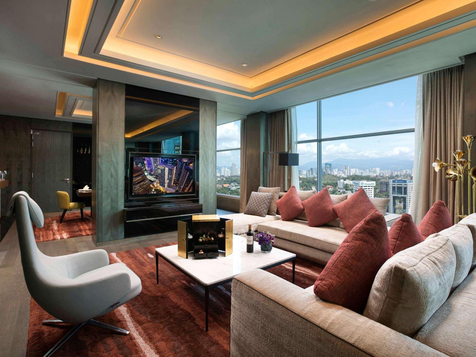 מלון Sofitel Kuala Lumpur Damansara מראה חיצוני תמונה The living room of a suite at the hotel